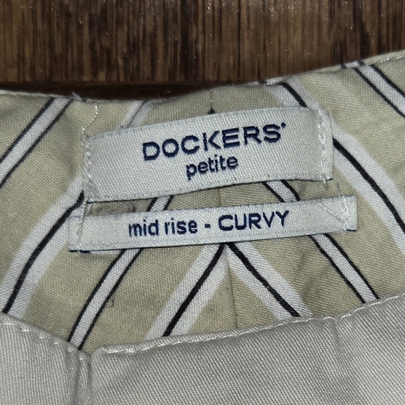 Dockers Khaki Mid Rise Curvy Capris sz 4P - Picture 2 of 3